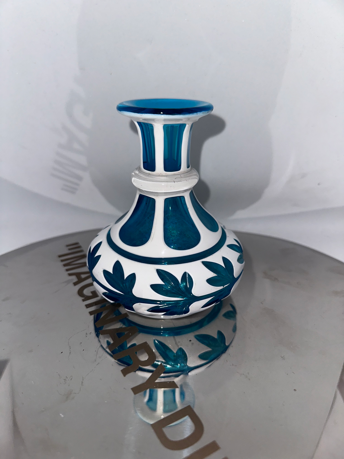 Flacon Napoleon III en cristal bleu clair overlay doublé d’émail blanc