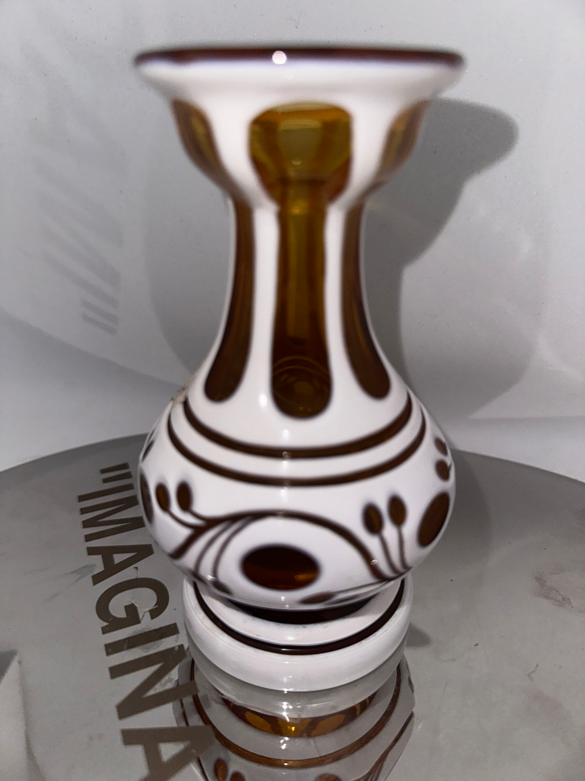 Flacon Napoléon III en cristal overlay orange et émail blanc – col étroit – pièc