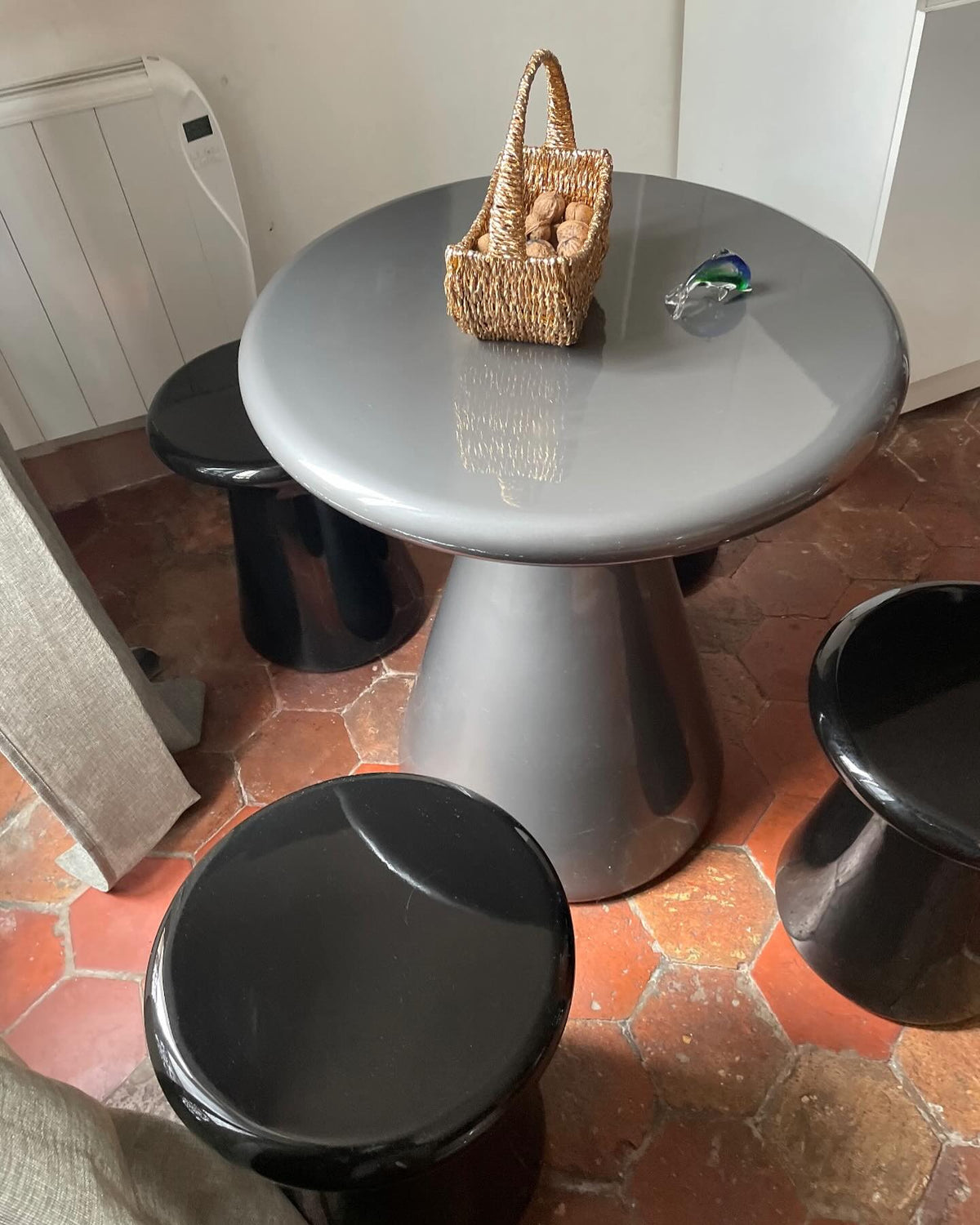 Ensemble table + Tabouret chapeau design