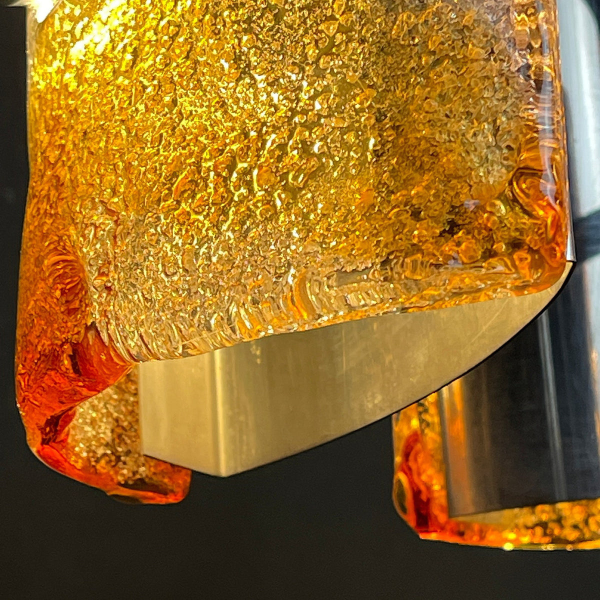 Suspension vintage en verre de Murano texturé et chrome – Italie, années 1970