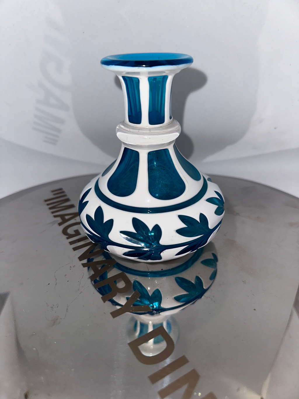 Flacon Napoleon III en cristal bleu clair overlay doublé d’émail blanc