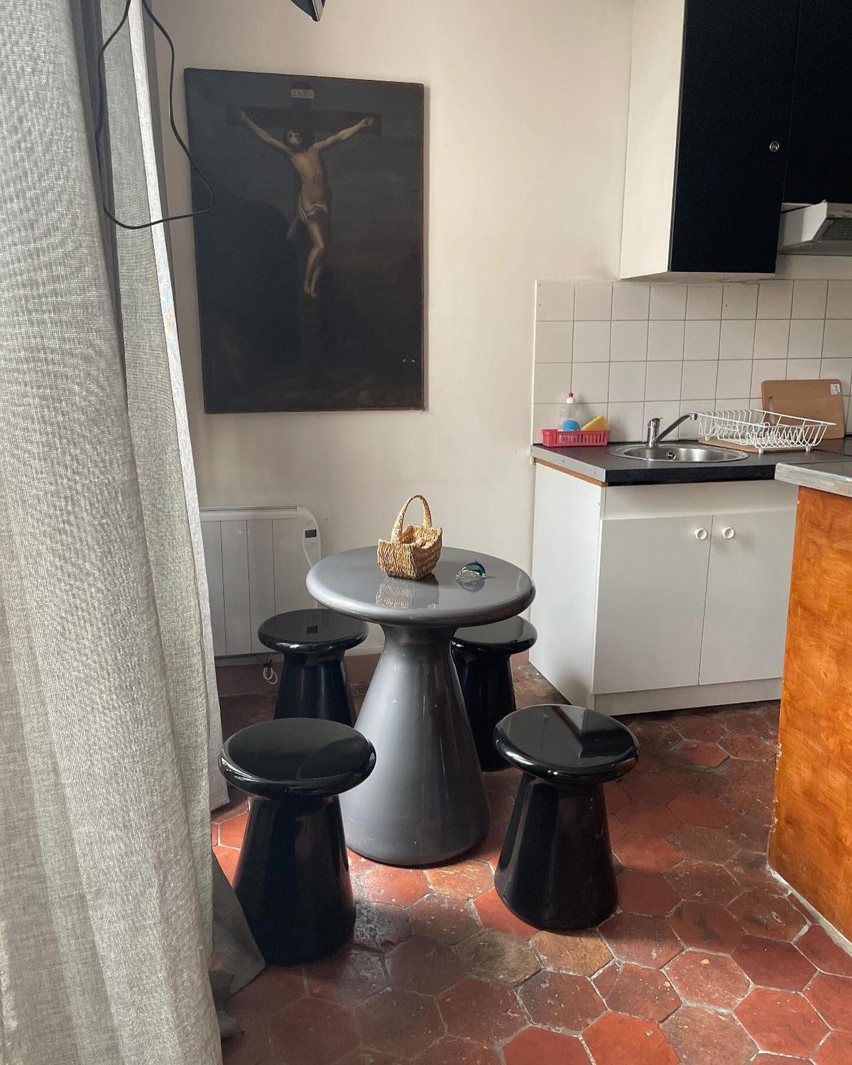 Ensemble table + Tabouret chapeau design