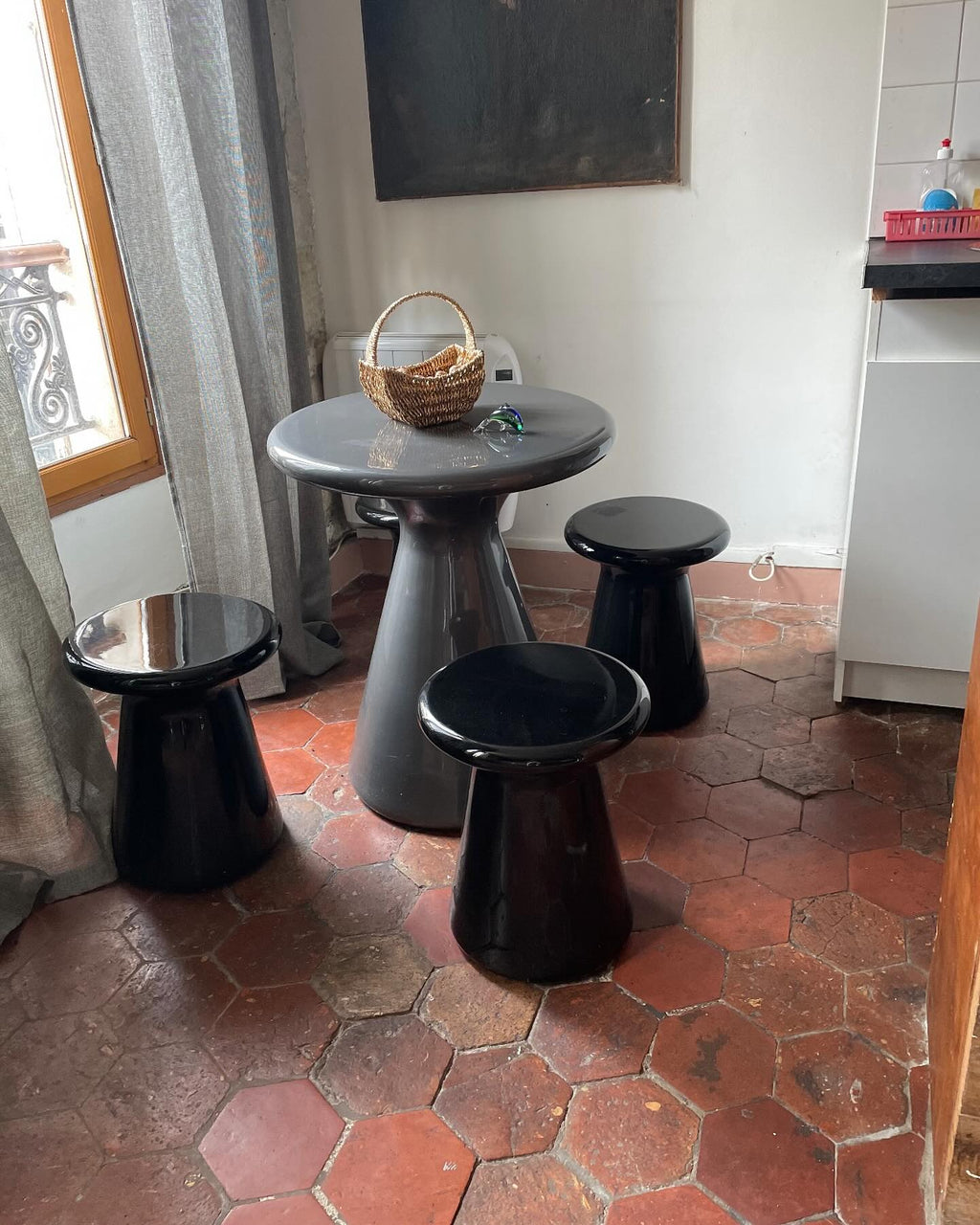 Ensemble table + Tabouret chapeau design