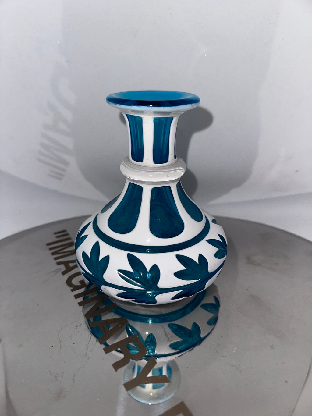 Flacon Napoleon III en cristal bleu clair overlay doublé d’émail blanc