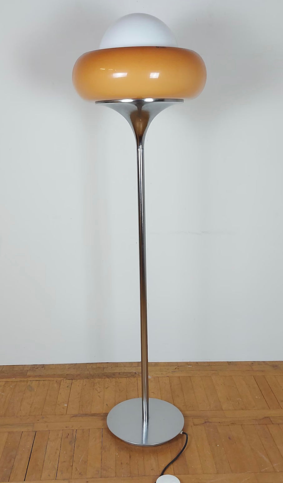 Lampadaire Harvey Guzzini « Tulipe » pour Meblo Italie années 60
