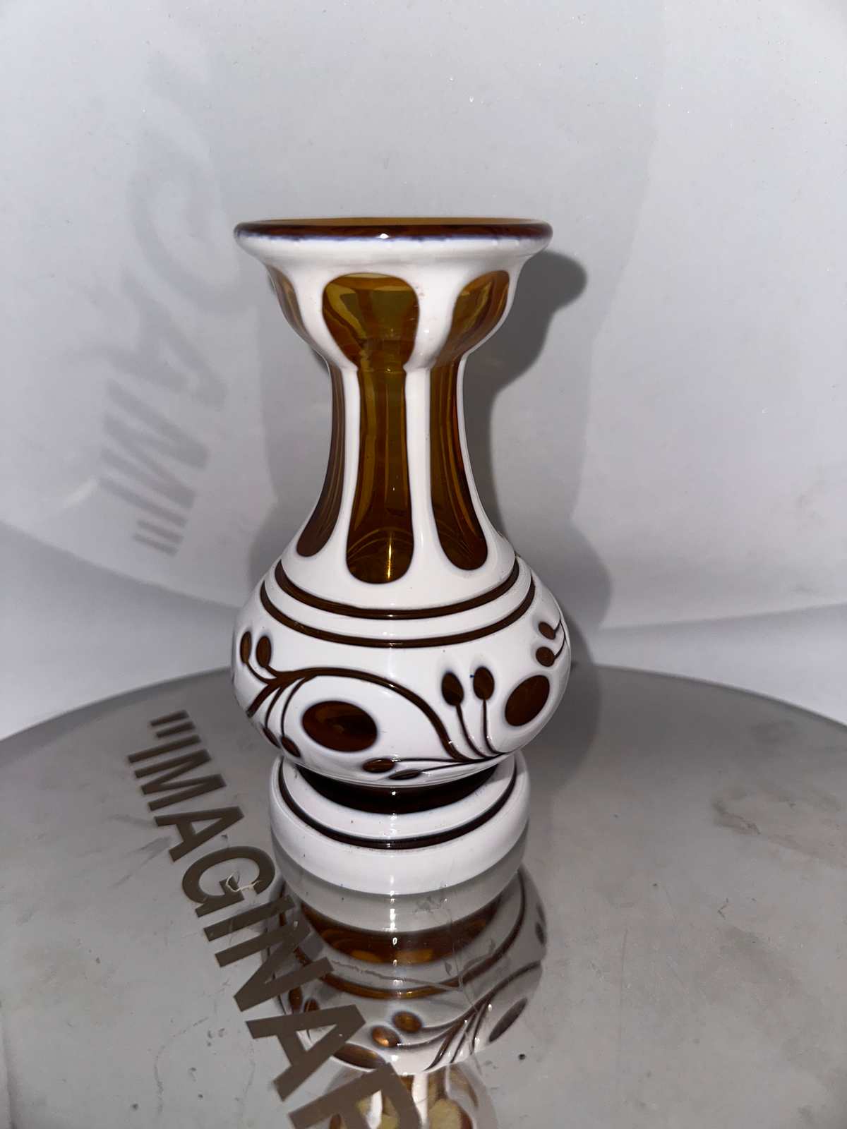 Flacon Napoléon III en cristal overlay orange et émail blanc – col étroit – pièc