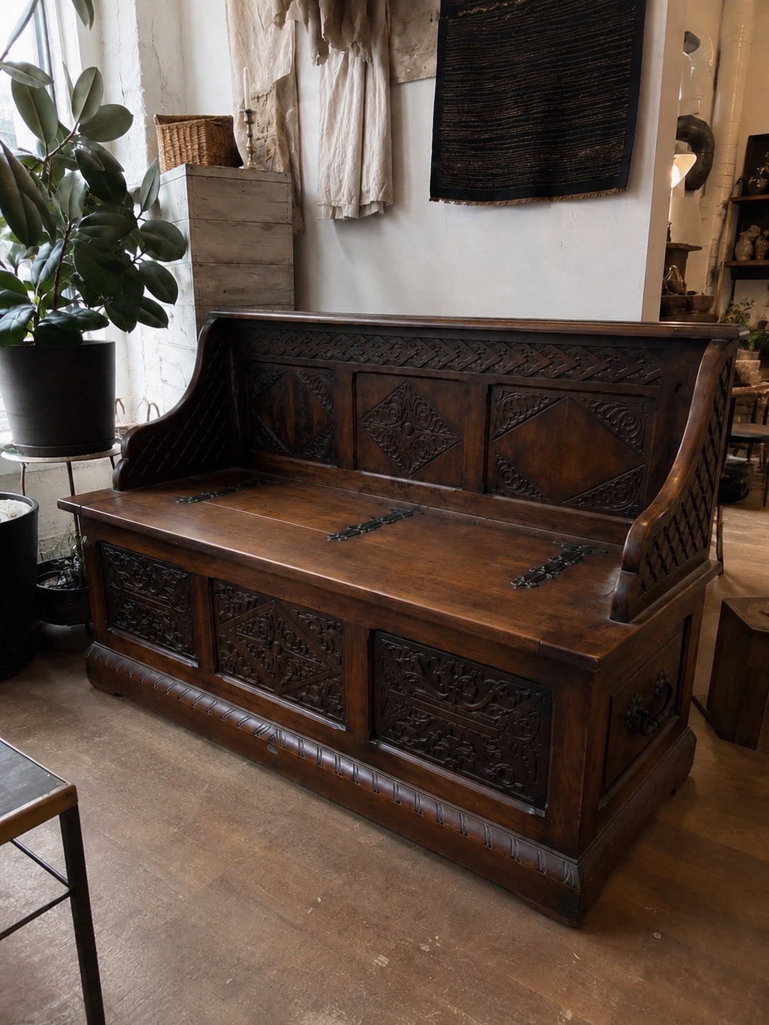 Banc-malle d’époque en chêne massif sculpté – Fin XIXᵉ siècle