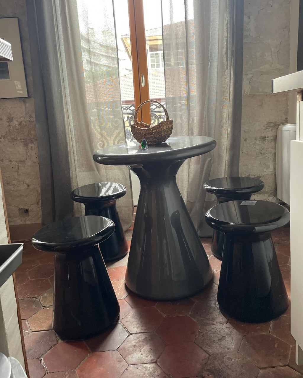 Ensemble table + Tabouret chapeau design