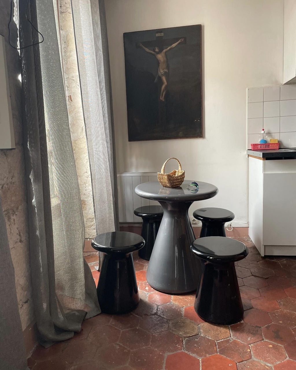 Ensemble table + Tabouret chapeau design