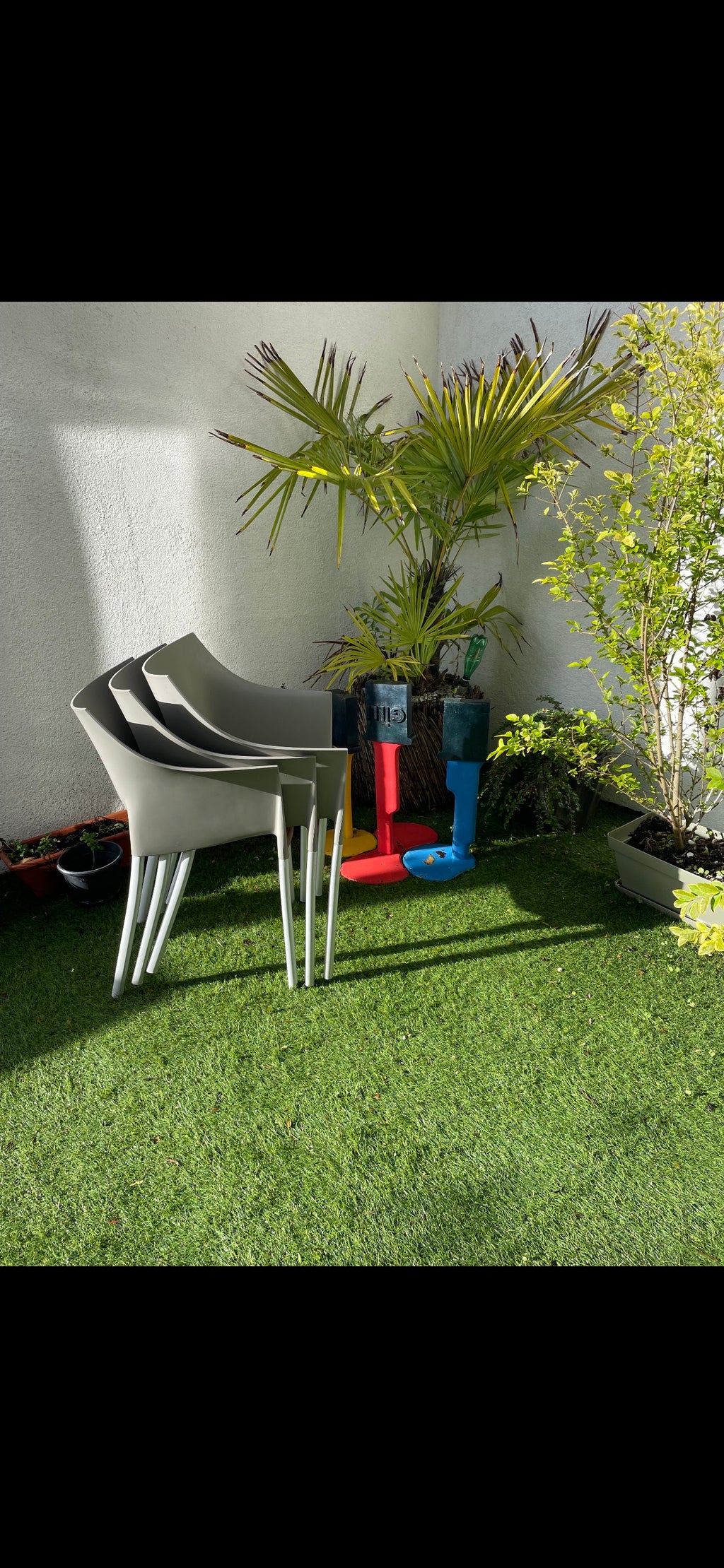 Chaises Kartell “Dr. No” design Philippe Starck