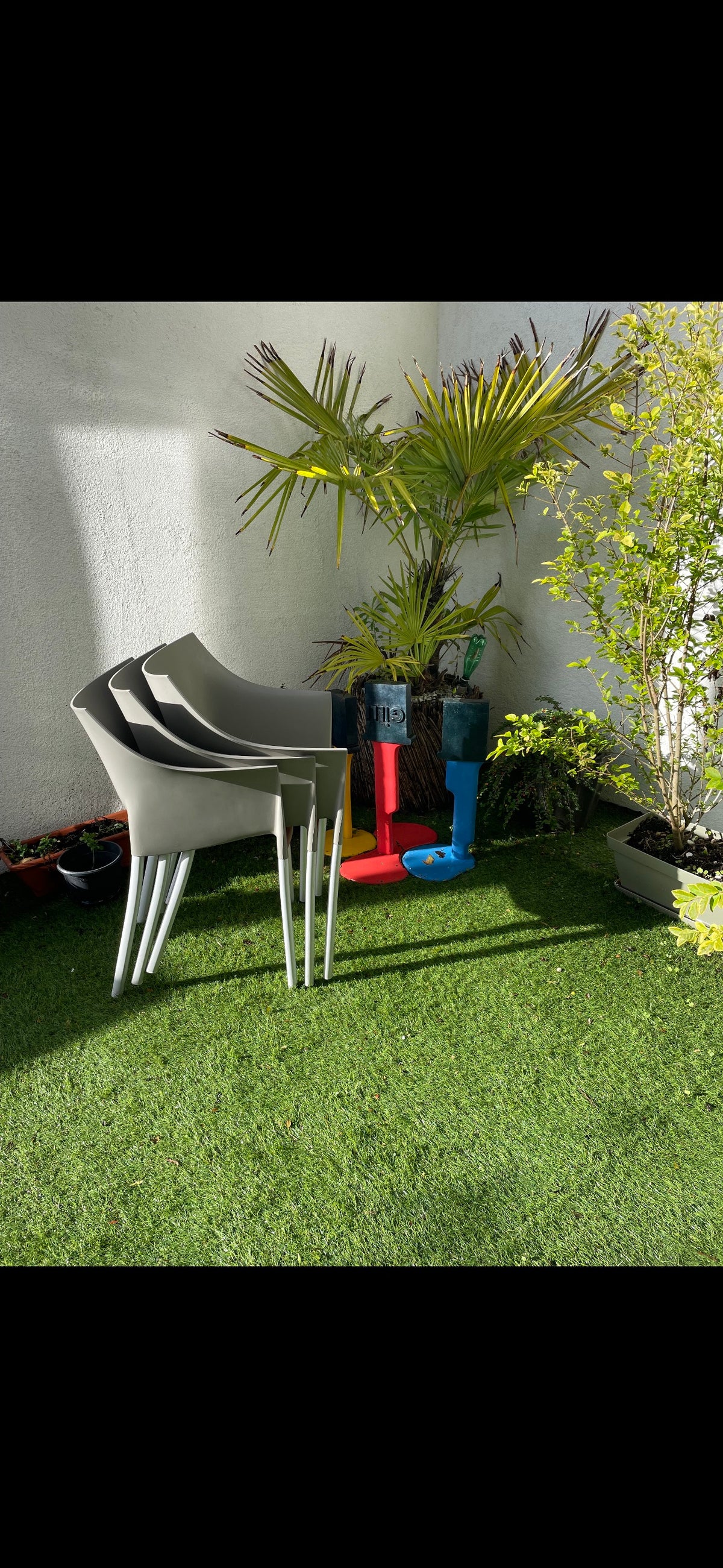 Chaises Kartell “Dr. No” design Philippe Starck
