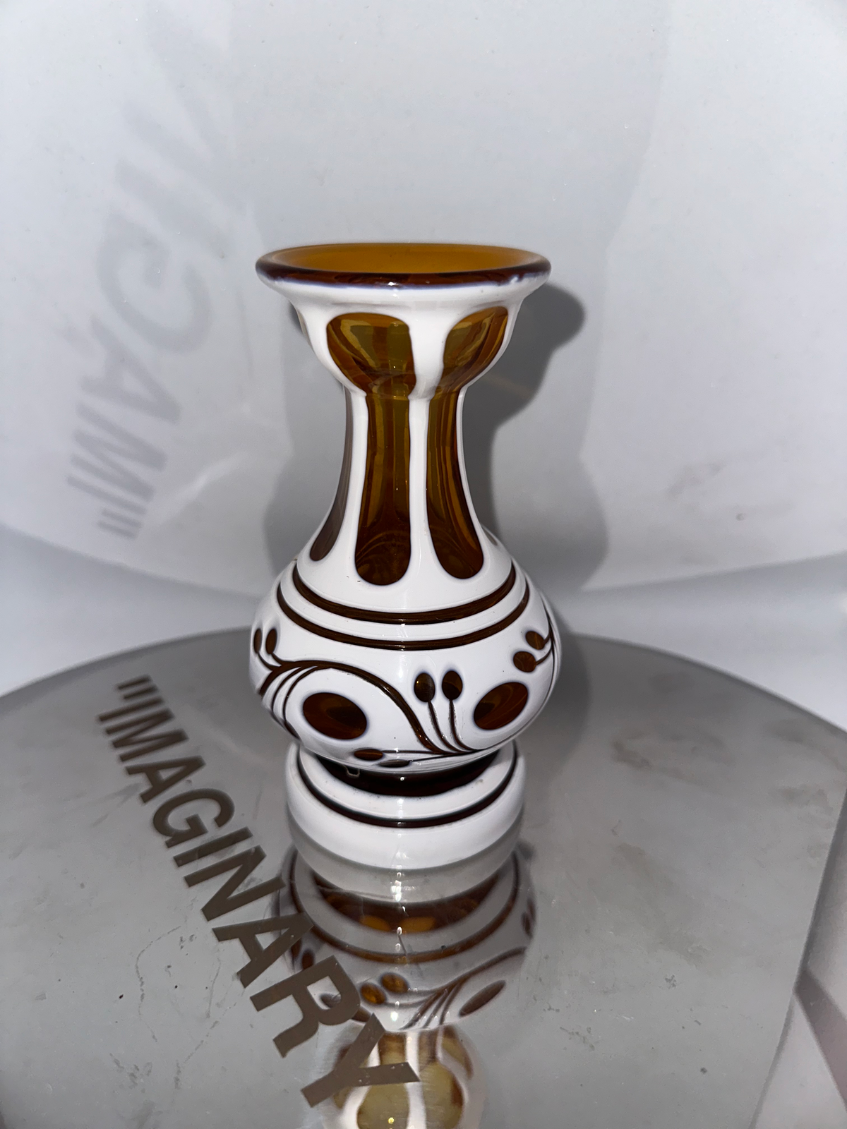 Flacon Napoléon III en cristal overlay orange et émail blanc – col étroit – pièc