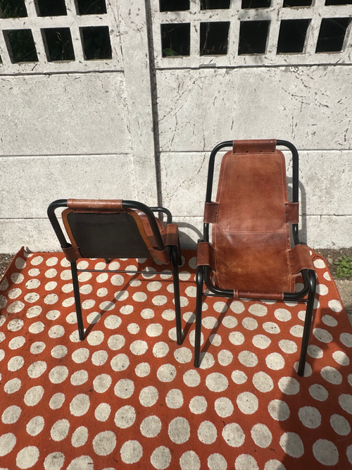 Chaise cuir et métal réédition Charlotte Perriand pour les arc