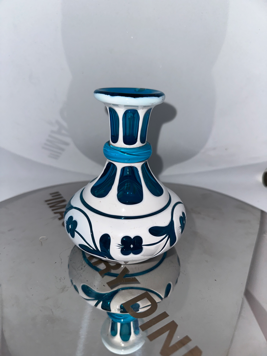 Flacon NAPOLEON III étroit en cristal bleu clair overlay doublé d’émail blanc