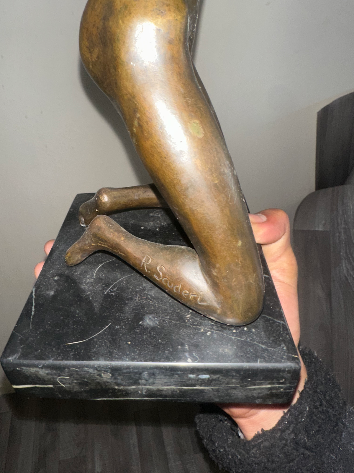 Bronze ancien signé René Scuderi – Femme se déshabillant