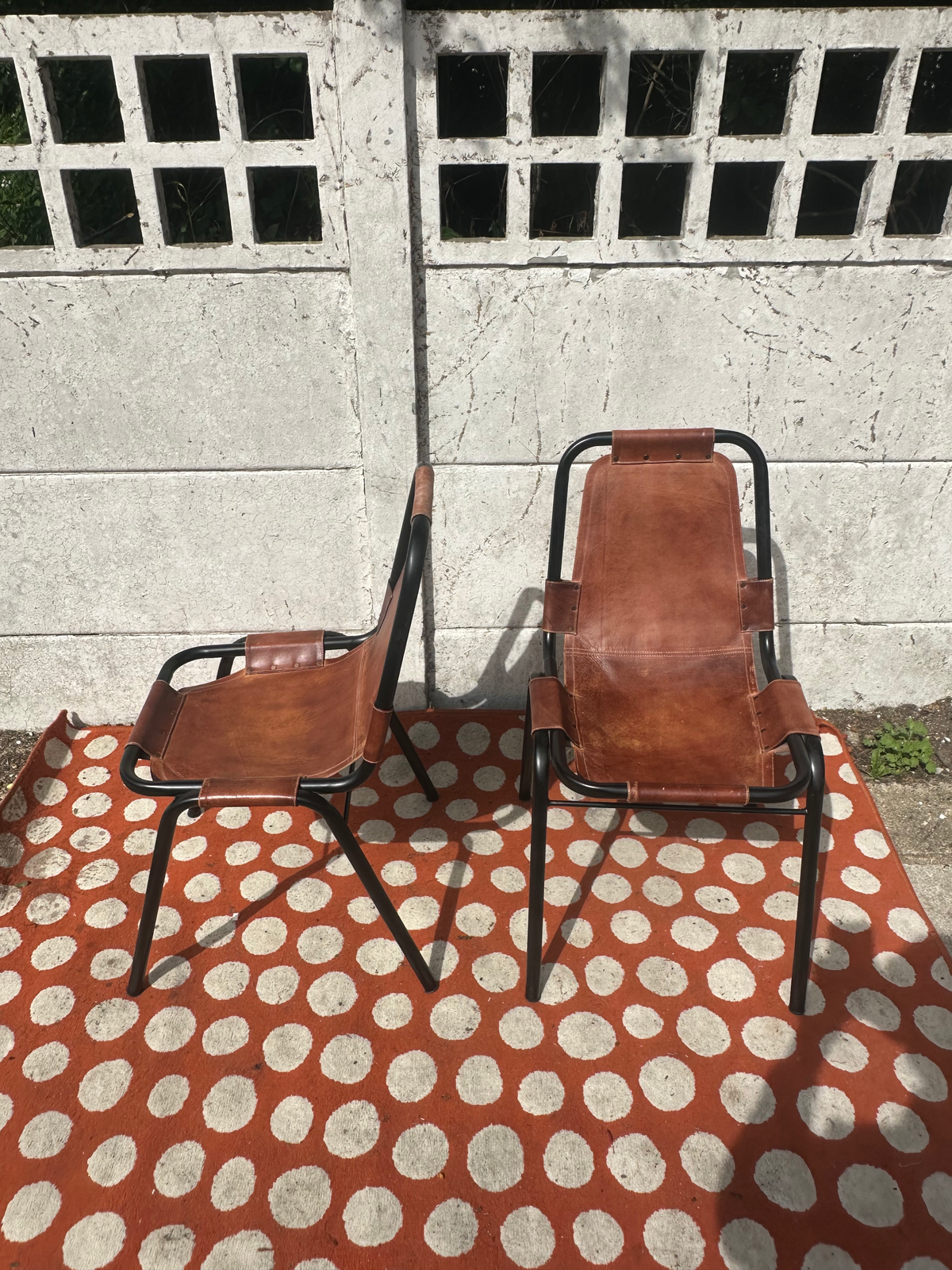 Chaise cuir et métal réédition Charlotte Perriand pour les arc