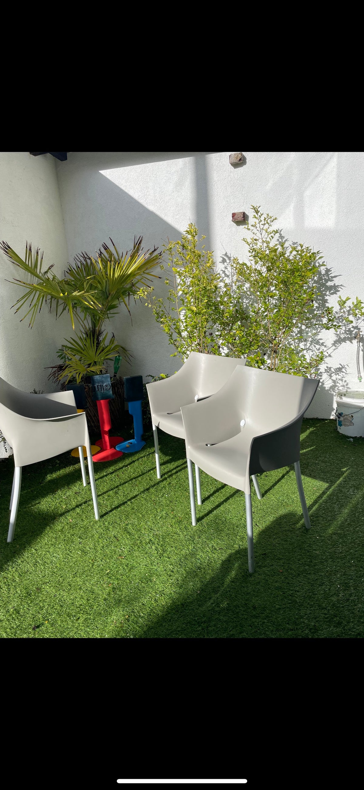 Chaises Kartell “Dr. No” design Philippe Starck