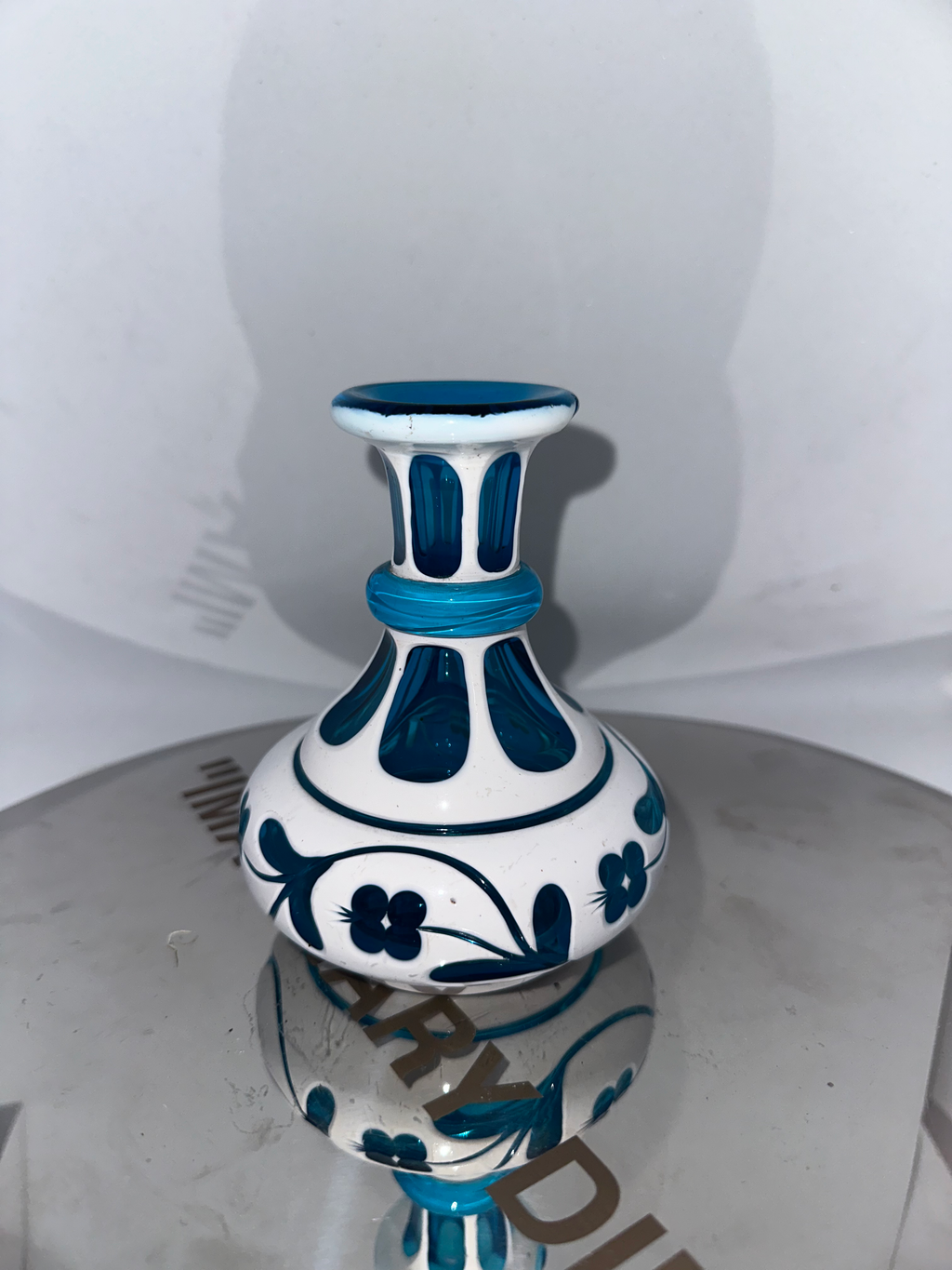 Flacon NAPOLEON III étroit en cristal bleu clair overlay doublé d’émail blanc
