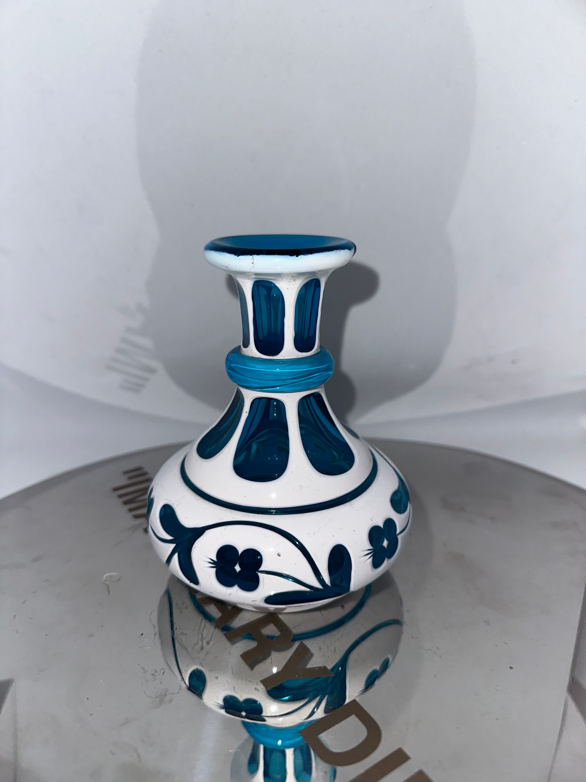 Flacon NAPOLEON III étroit en cristal bleu clair overlay doublé d’émail blanc