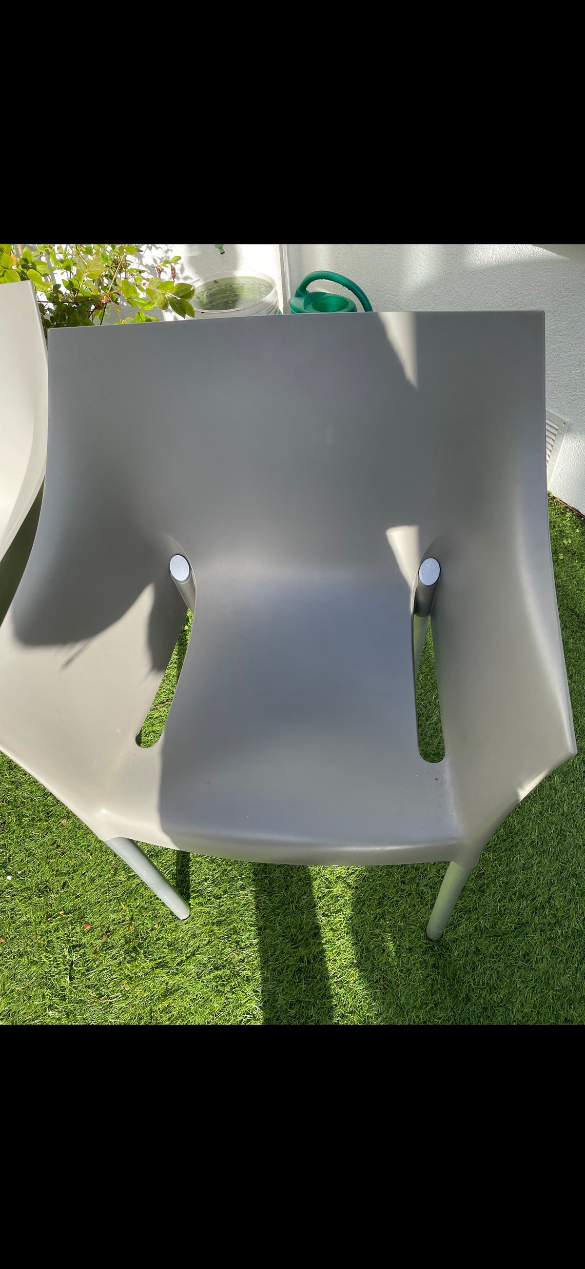 Chaises Kartell “Dr. No” design Philippe Starck