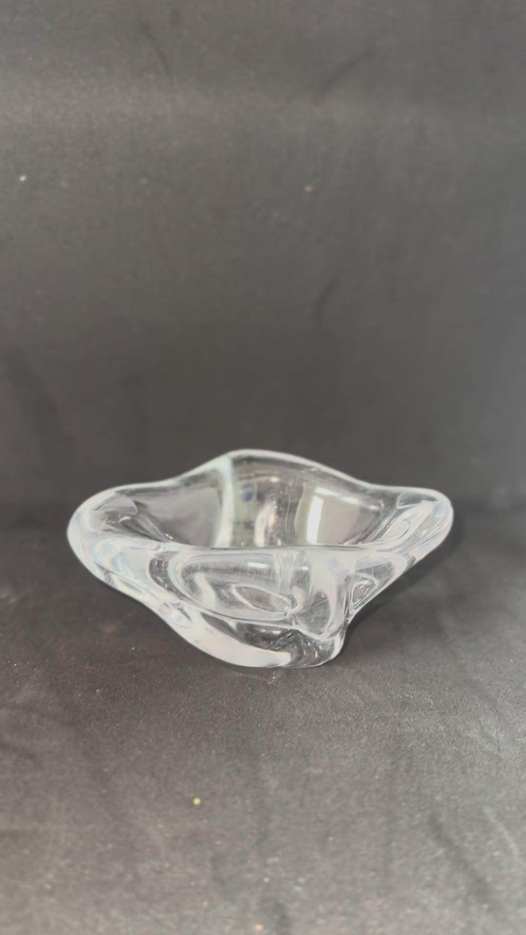 Cendrier Daum France en cristal de forme polylobée